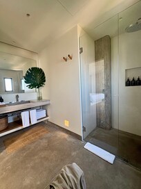 Tryst king room bathroom