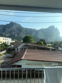 Vue sur la vallée depuis le balcon de la chambre