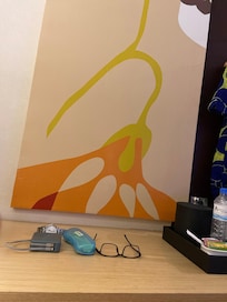 床邊矮櫃置物,拿取方便。