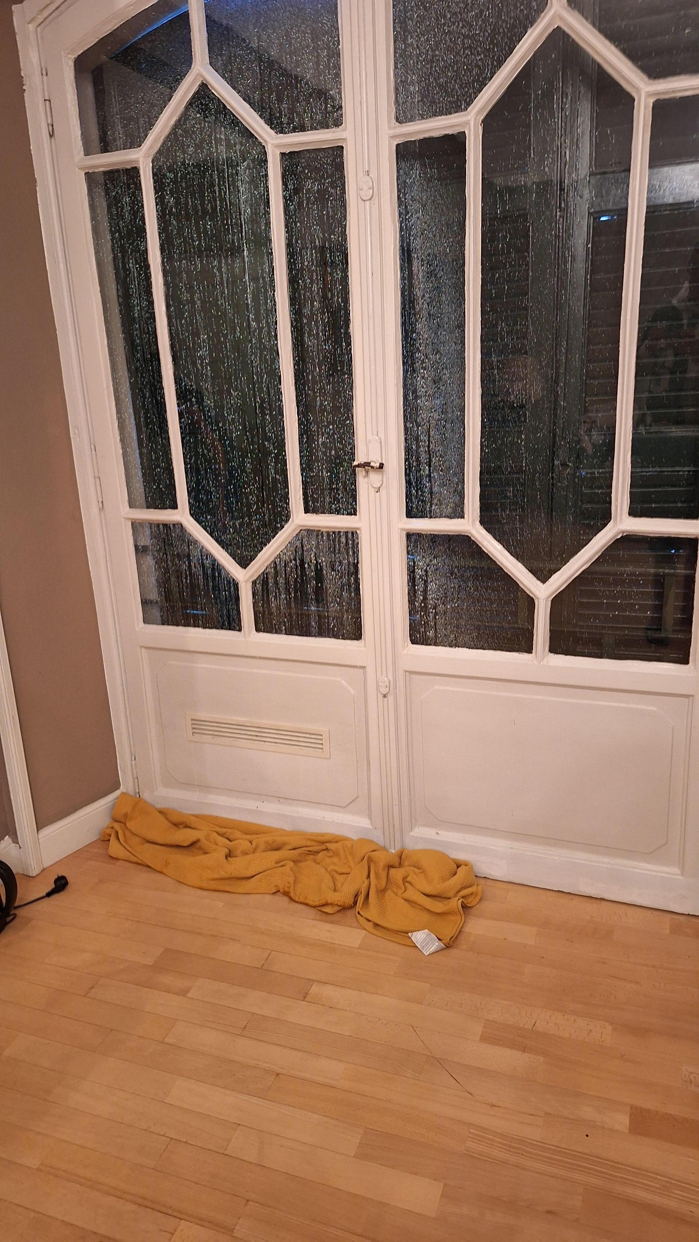 Fenster undicht, es ist hergelaufen beim Regen