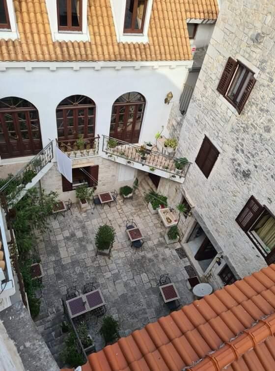 Gårdsplass til frokosten