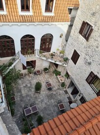 Gårdsplass til frokosten