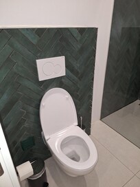 Keurige badkamer van alles voorzien