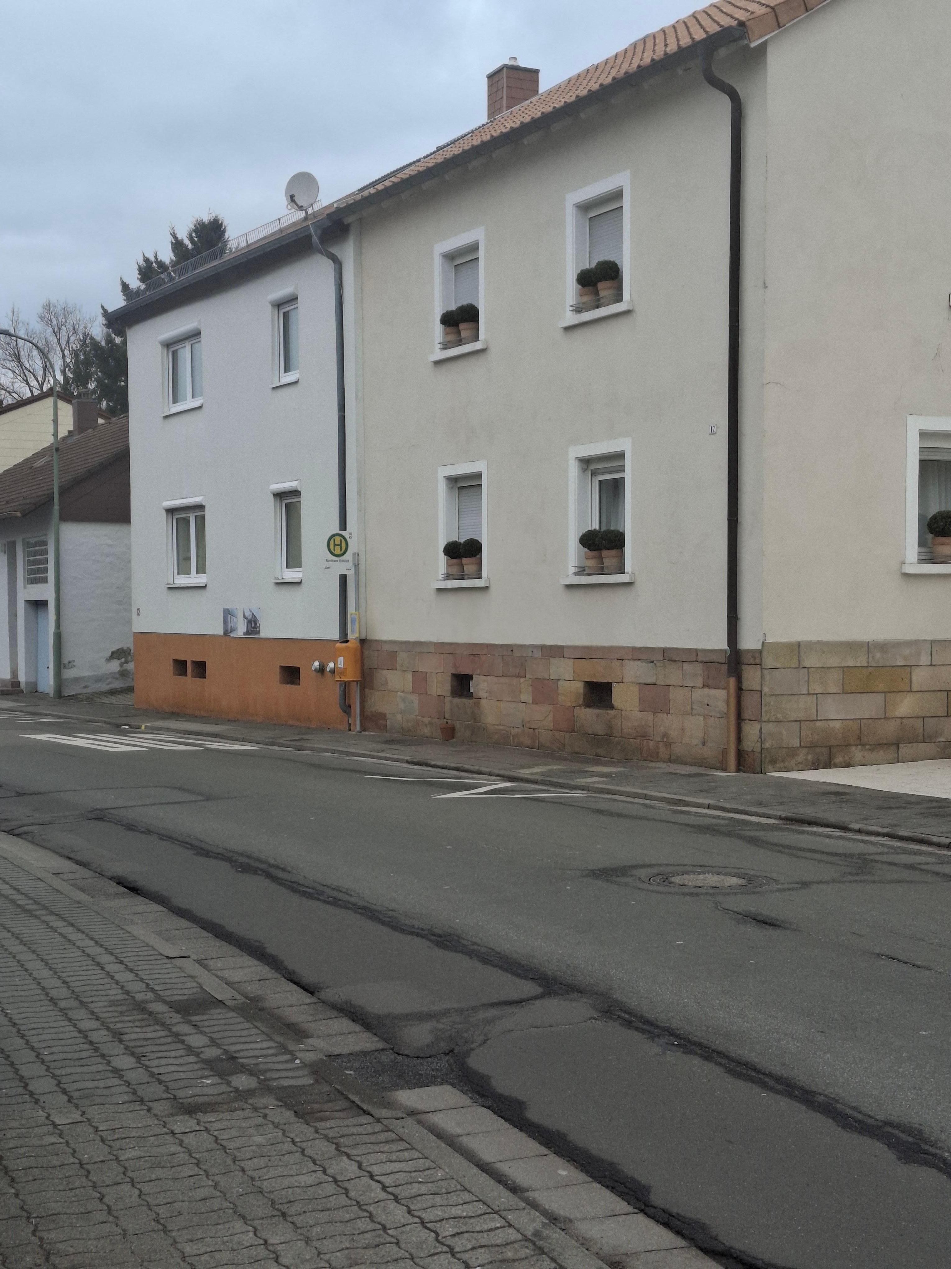 Bushaltestelle (Linie 103) direkt vor dem Haus