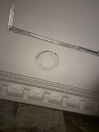 Techos sucios y en mal estado en habitación