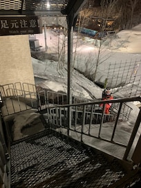 所謂的ski in ski out其實要行好多樓梯,這是多部樓梯,另於滑雪櫃區有內部樓梯,更本不能直滑出滑雪場