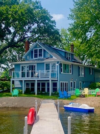 Quaint cottage on the water with beach and walking distance to the downtown area