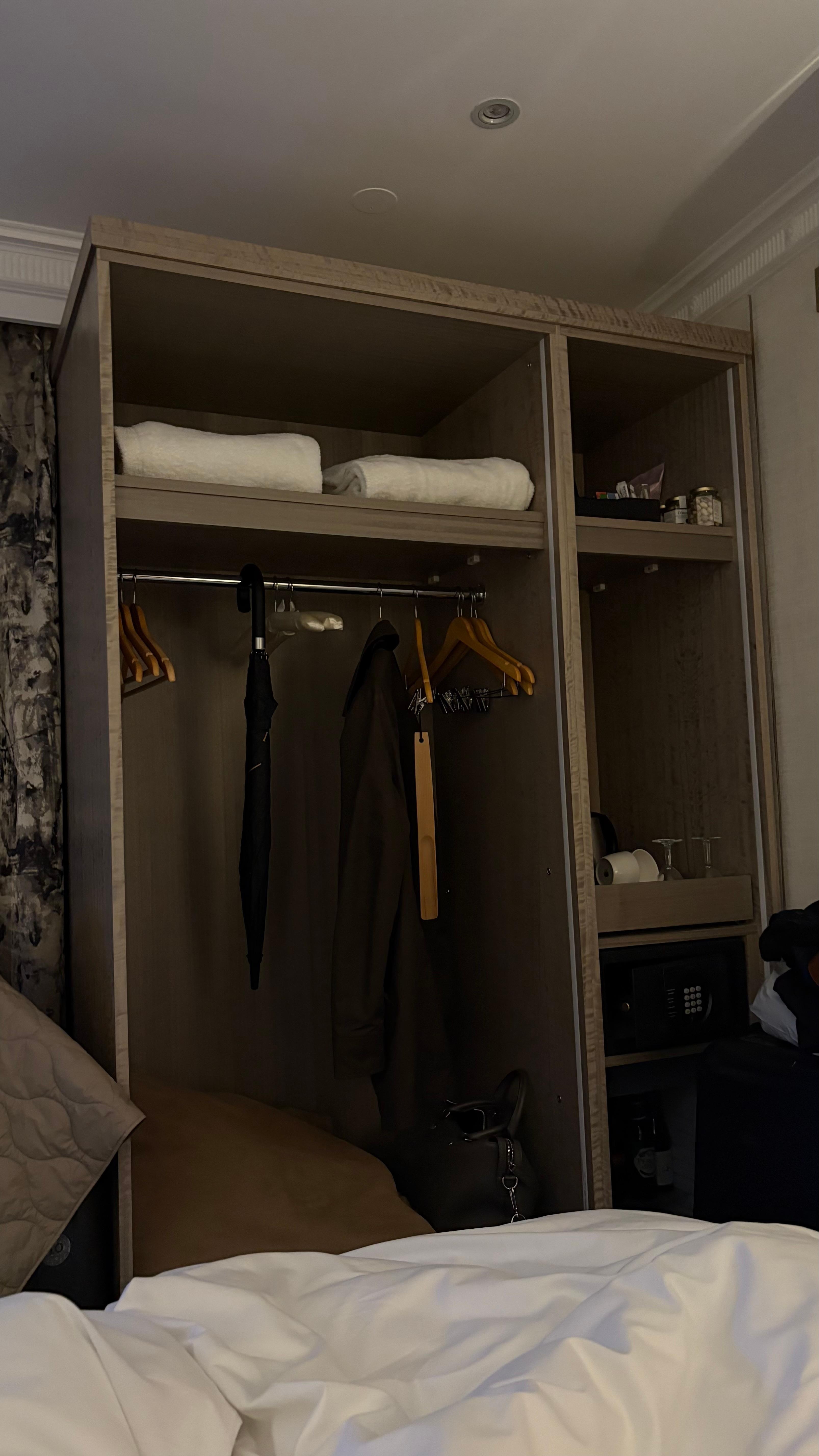 Klædeskab uden dør 