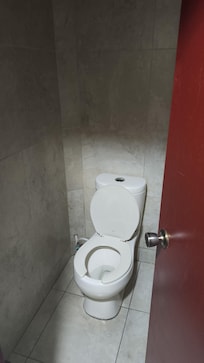 El baño, que es independiente a la regadera lo cual se agradece en algunas ocasiones