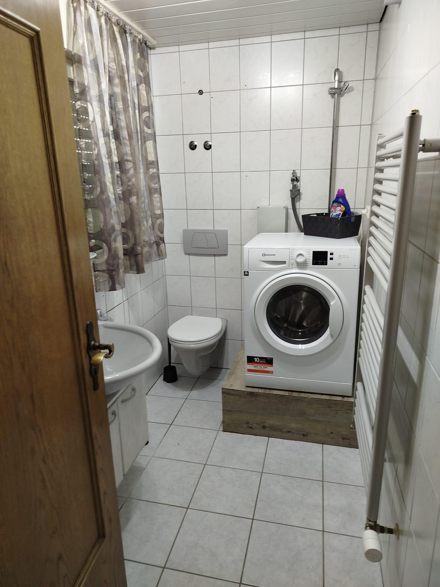 Kleines WC mit Waschmaschine 