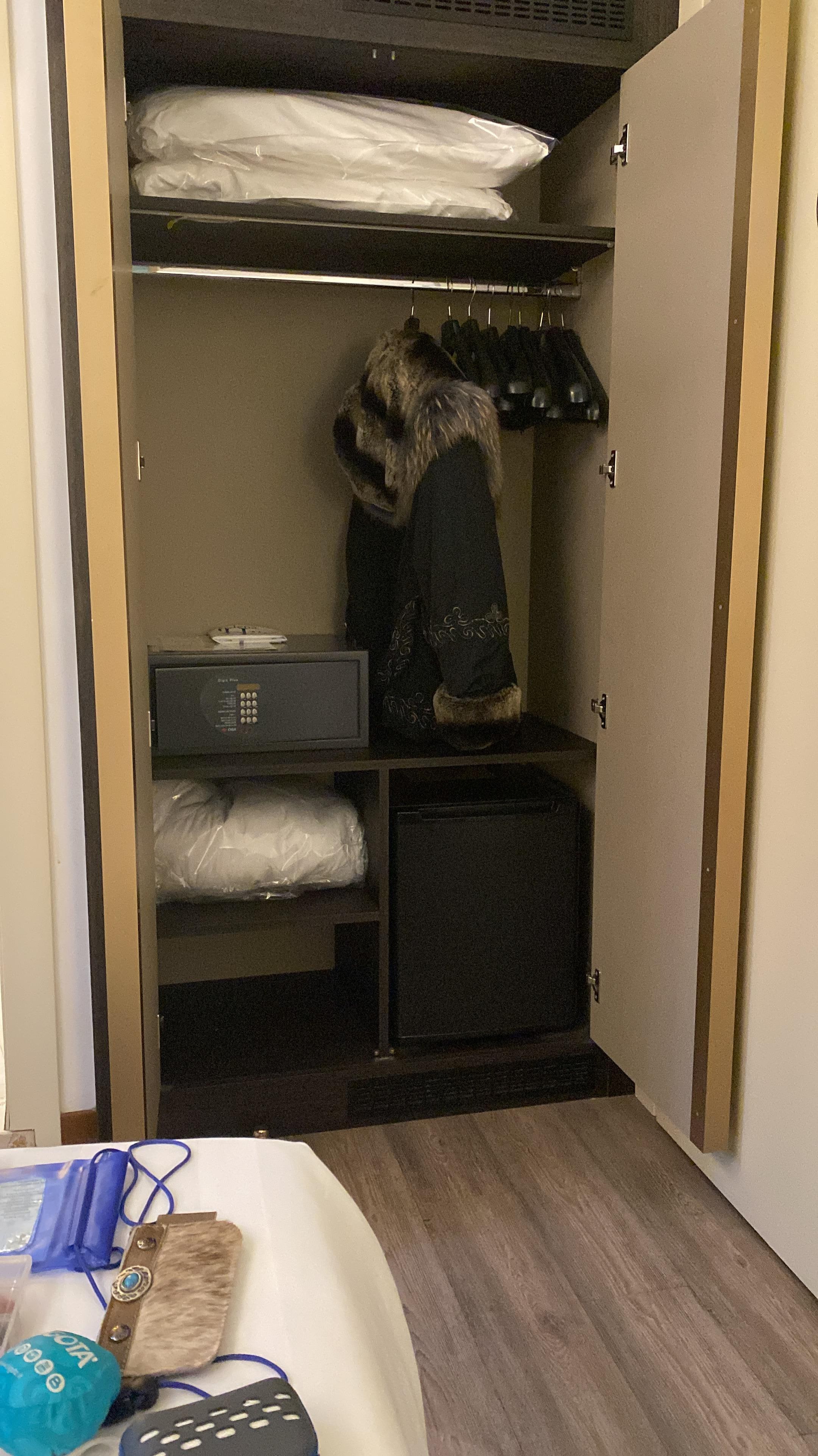 Kleine kleerkast voor  2 personen voor 16 nachten ….