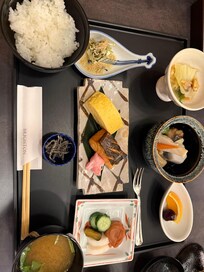 I was able to enjoy a Japanese-style breakfast served in beautiful ceramic bowls while listening to traditional Japanese music.