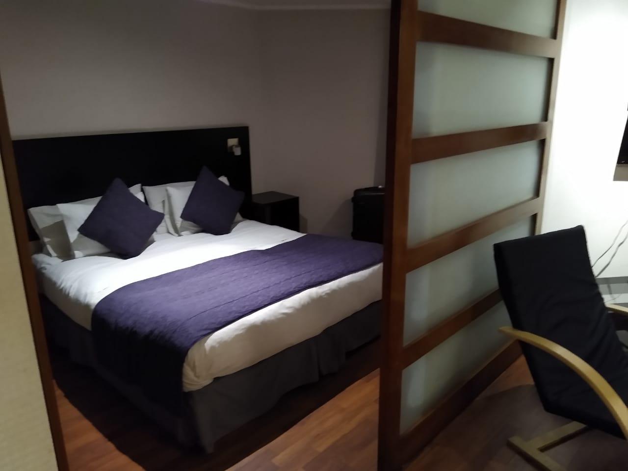 Habitación, cama King MUY incomoda, resortes vencidos