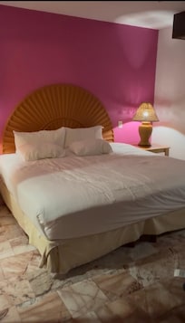 Deceptive photos compared to shown online.