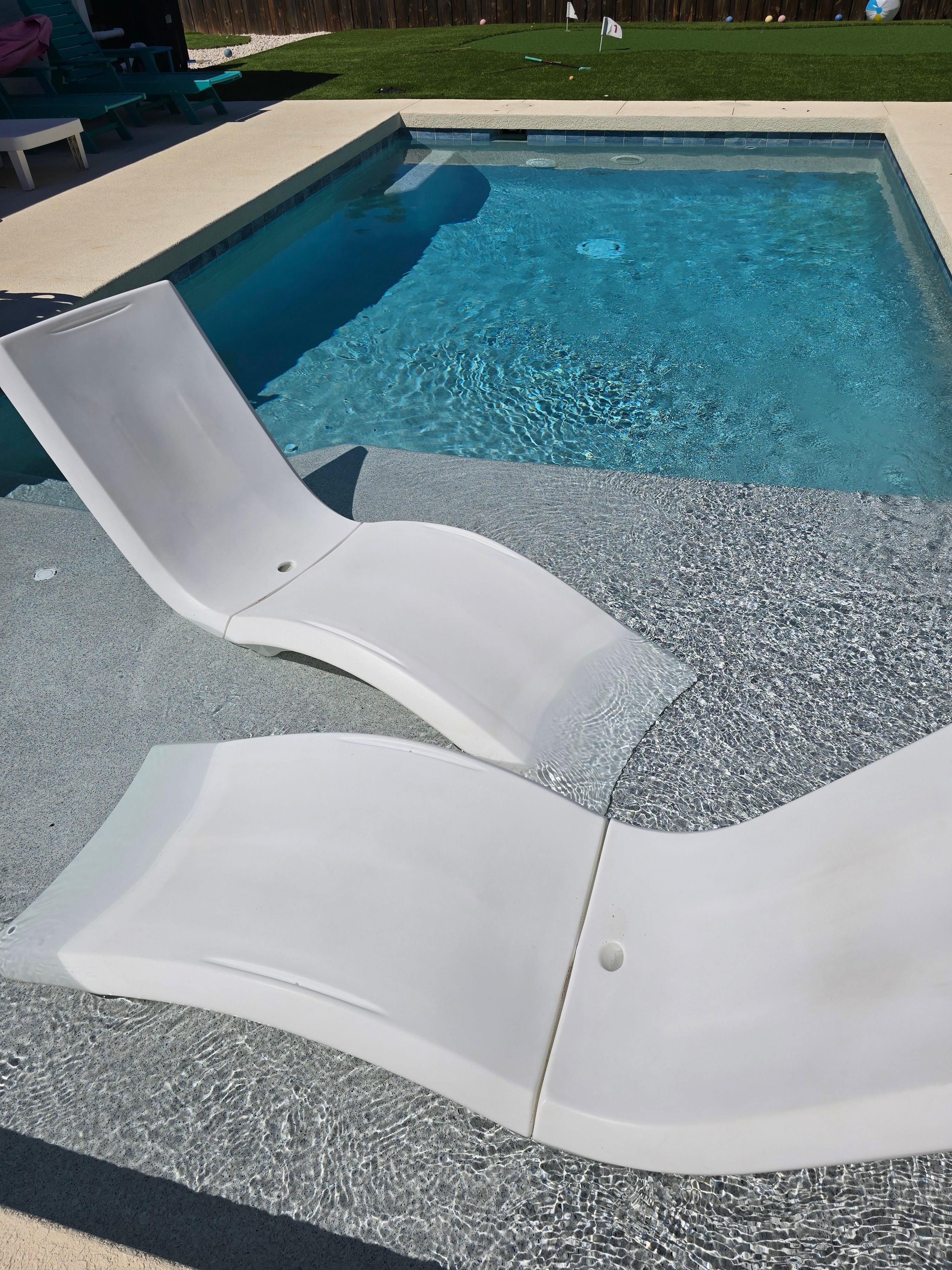 Chairs were movable. The sunshelf was awesome.