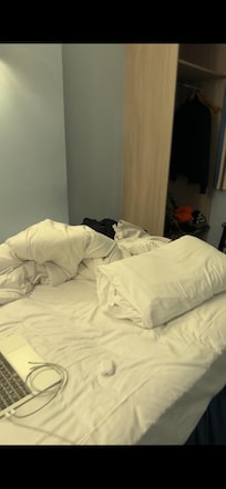 Tiny bed , Im 5.7 and my feet hangout of the mattresses