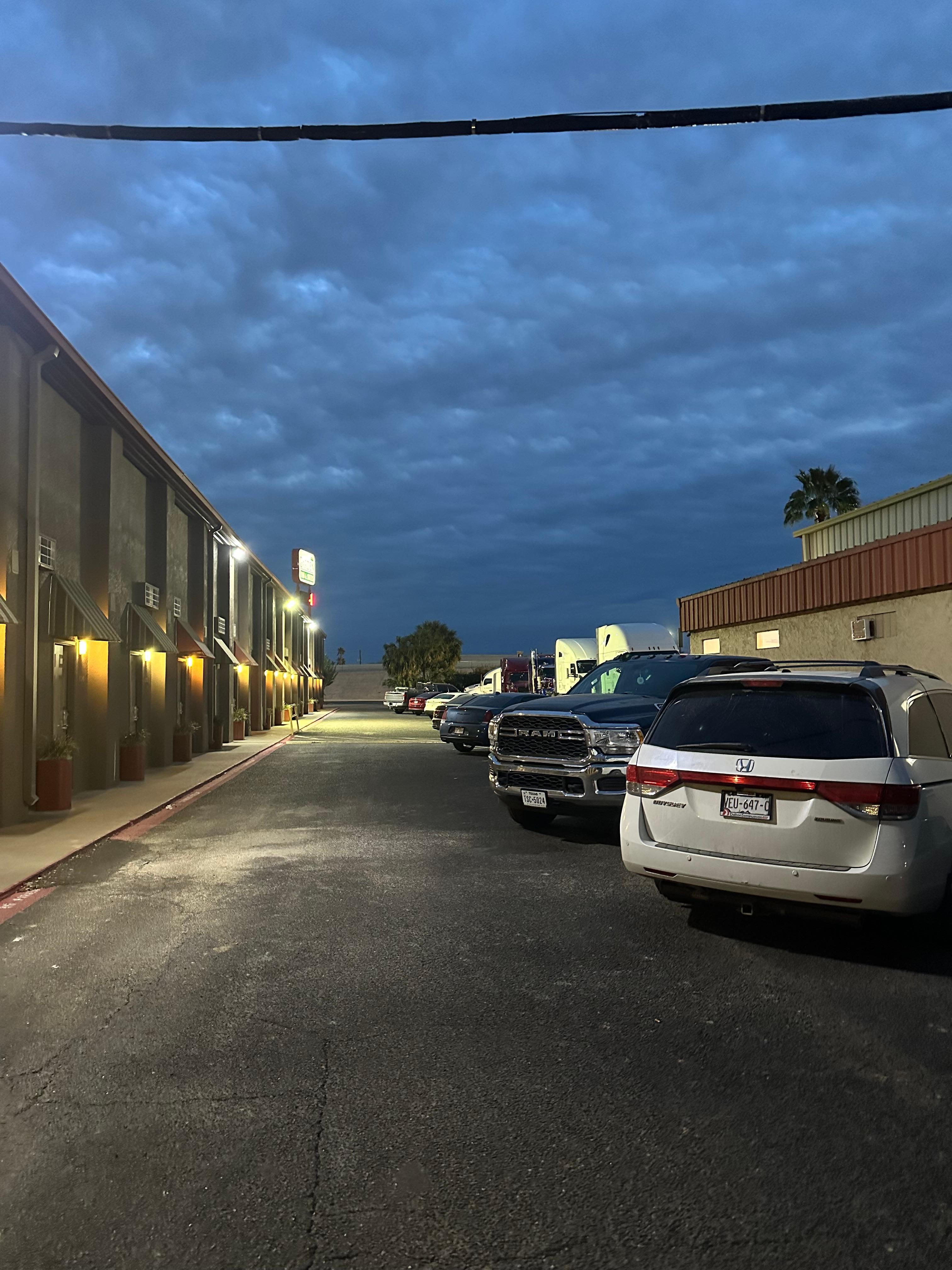 Estacionamiento amplio, con habitaciones en planta baja de fácil acceso.