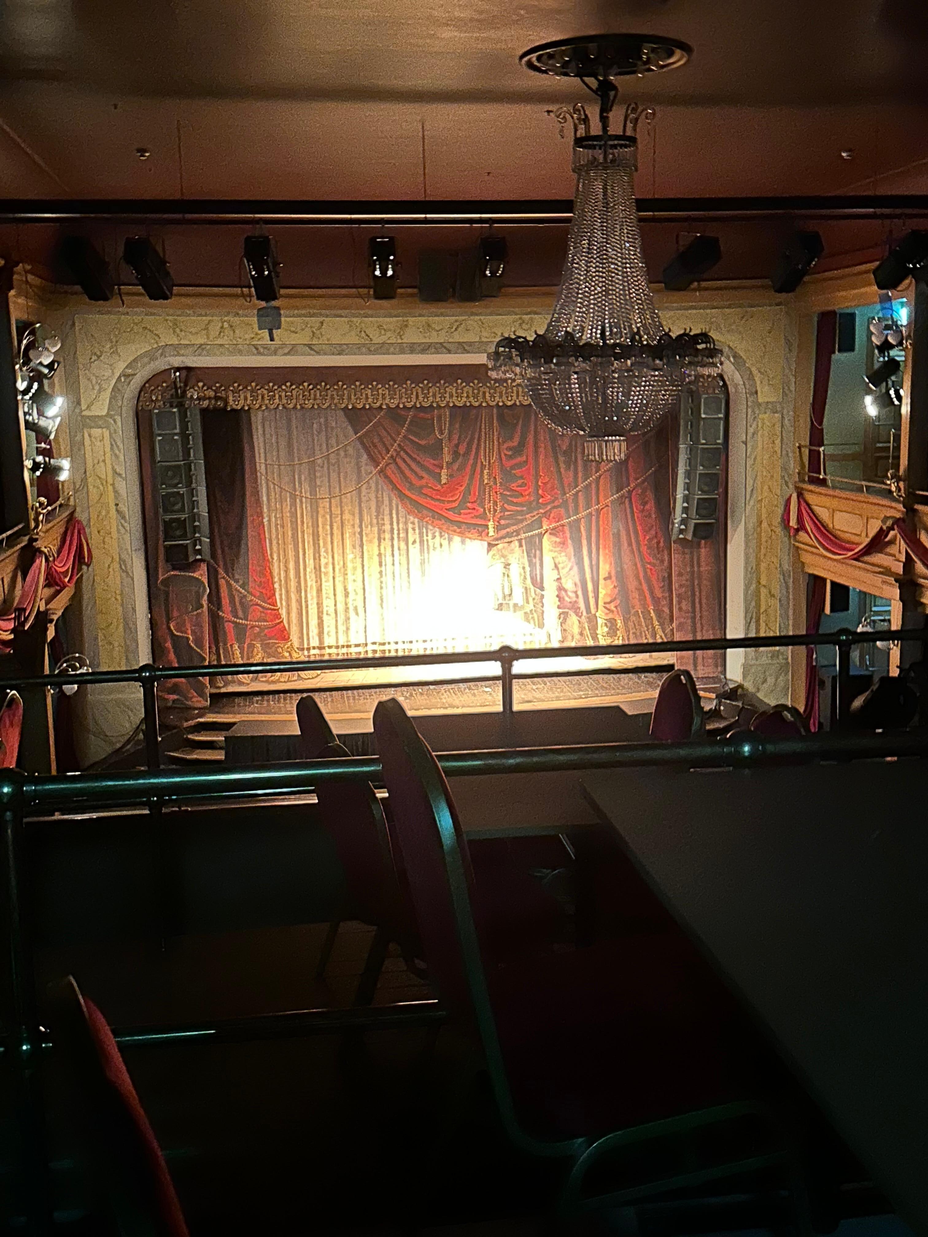 Den bevarade teatern på hotellet. 
