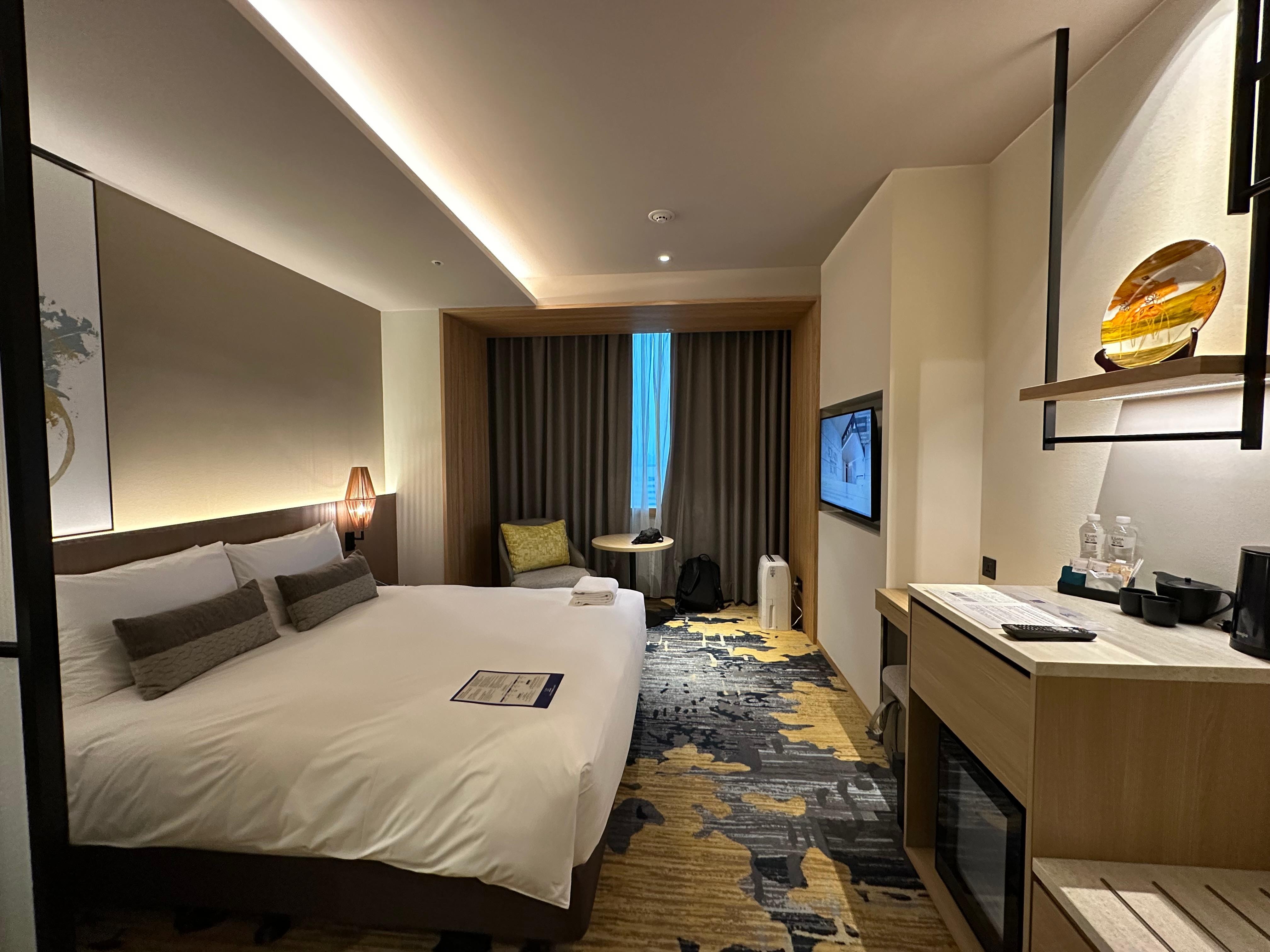 クイーンサイズのベットのお部屋です。思ったよりはこじんまりですが、大人2人と子ども1人でちょうどいい大きさでした。