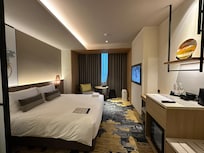 クイーンサイズのベットのお部屋です。思ったよりはこじんまりですが、大人2人と子ども1人でちょうどいい大きさでした。