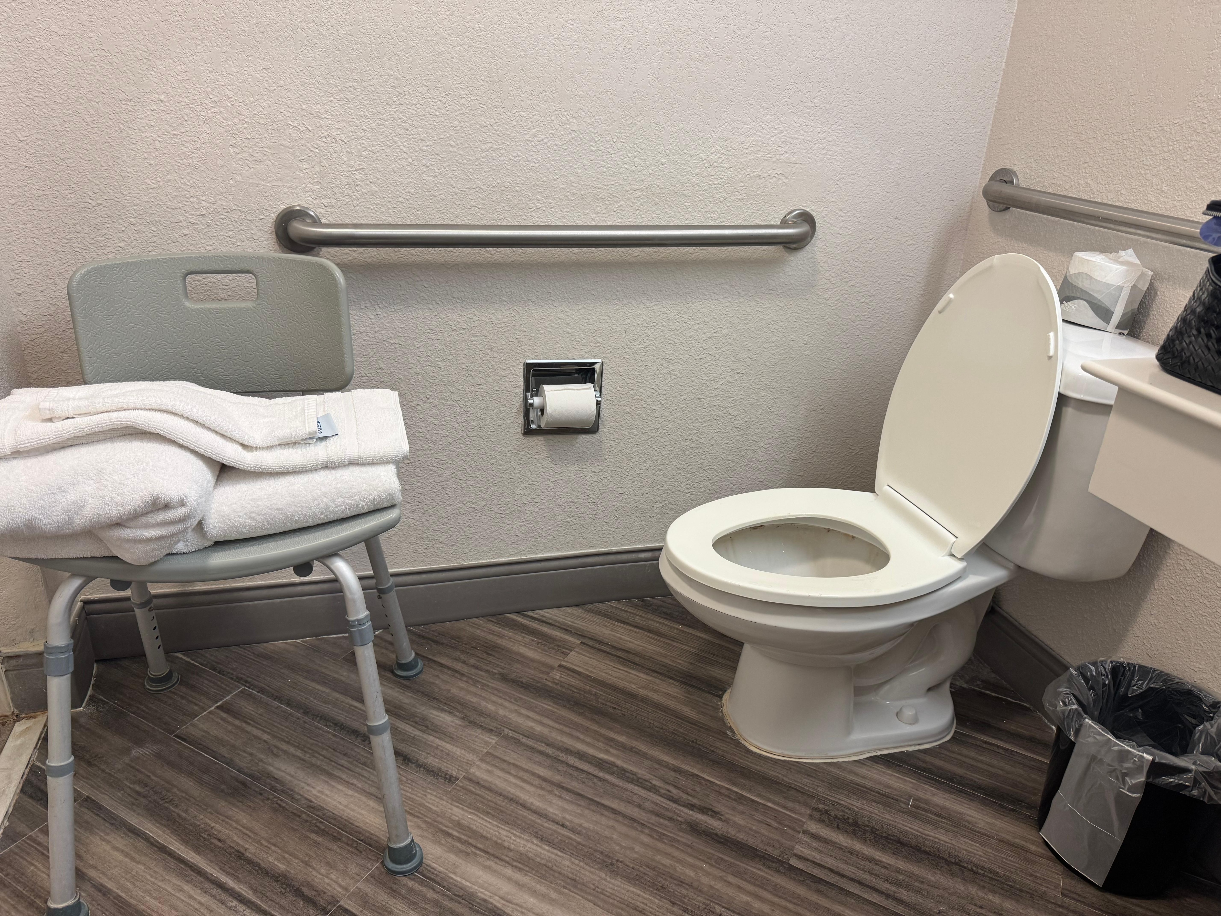 El baño sucio, y para colmo, las toallas puestas directamente sobre esa silla en la que se sienta la gente 