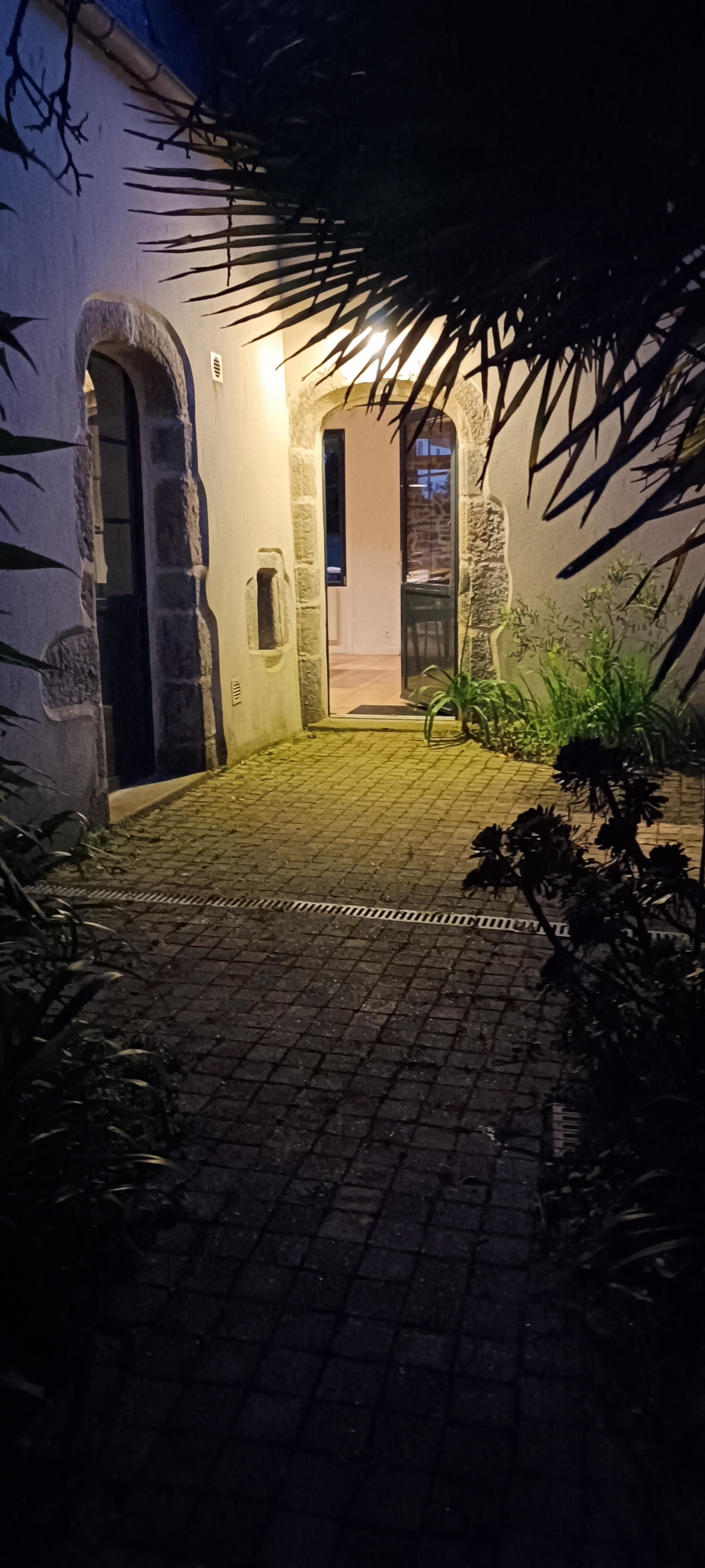 Der Eingangsbereich am Abend