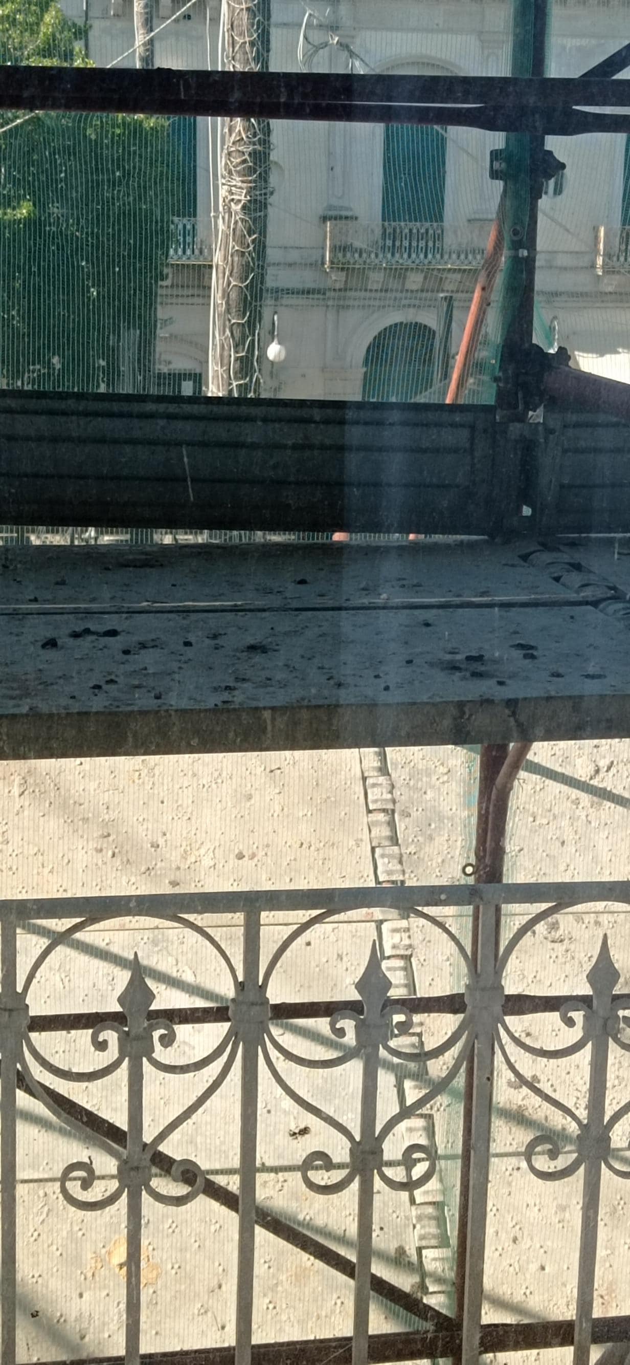 Lüften und nachts offene Fenster wegen Dreck, Tauben, Straßenlärm nicht zu empfehlen