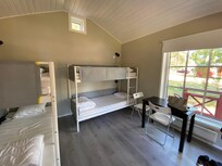 Sängar och bord i fyrbäddsstuga