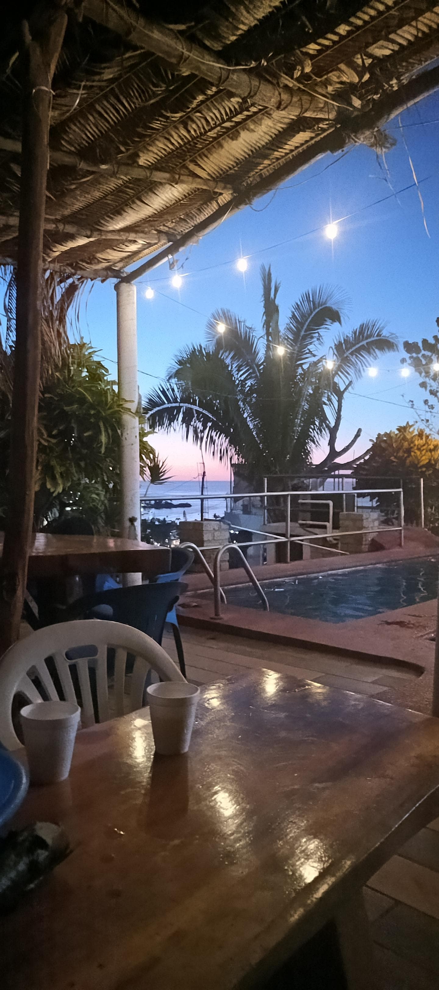 La alberca con esas luces super romántico 