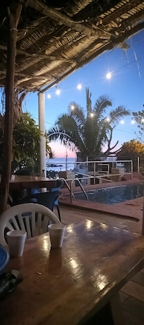 La alberca con esas luces super romántico