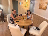 Tomando un pequeño Tinto limón, gracias al programa ecológico, en el que obtienes dos tragos a cambio de no pedir la limpieza de la habitación. Hay que ayudar el medio ambiente.