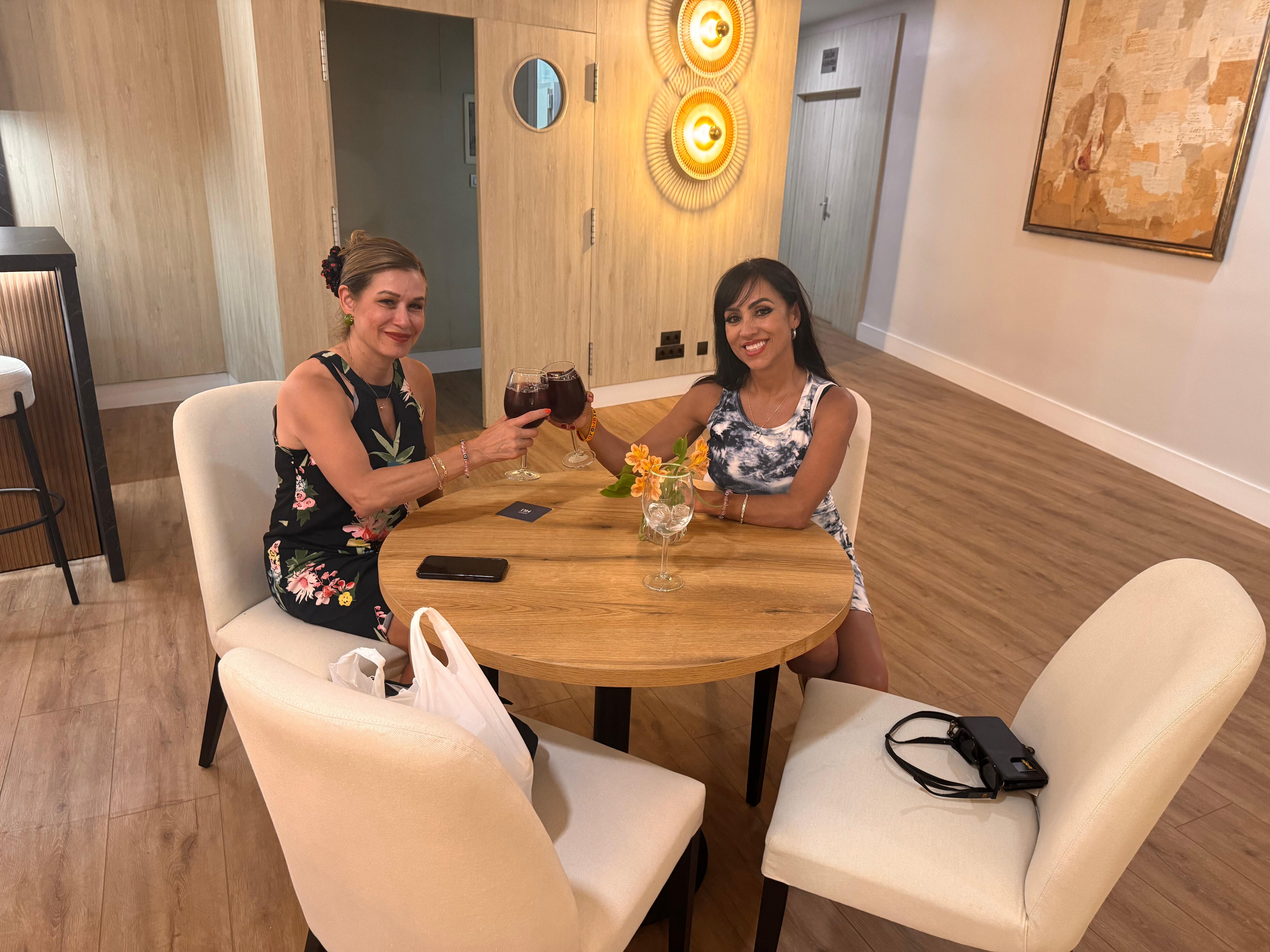 Tomando un pequeño Tinto limón, gracias al programa ecológico, en el que obtienes dos tragos a cambio de no pedir la limpieza de la habitación. Hay que ayudar el medio ambiente. 