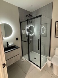 Nice modern bathroom