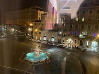 La vue à la nuit depuis le salon de la suite 401