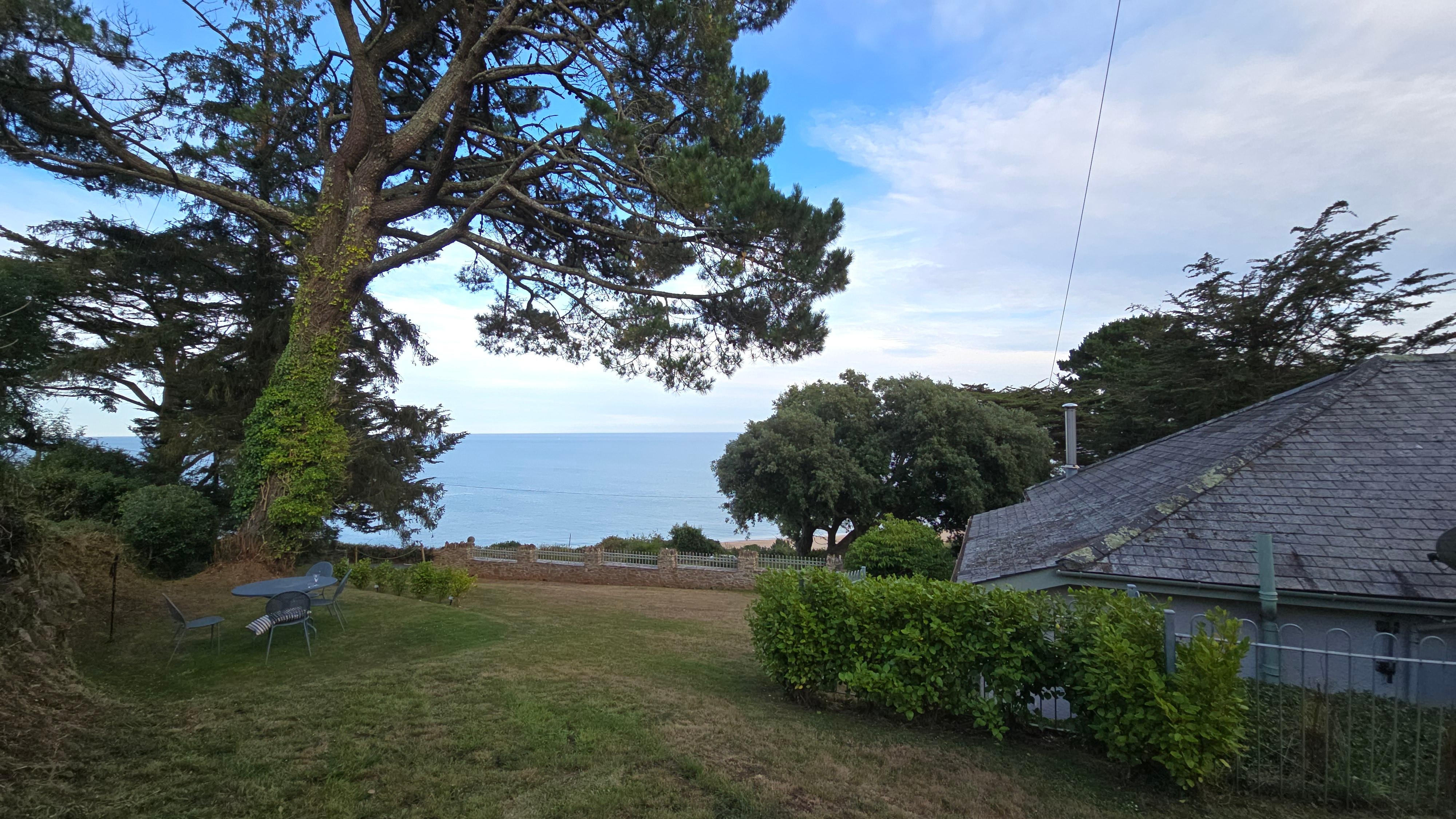Der schöne kleine Sitzplatz im Garten direkt am Haus.