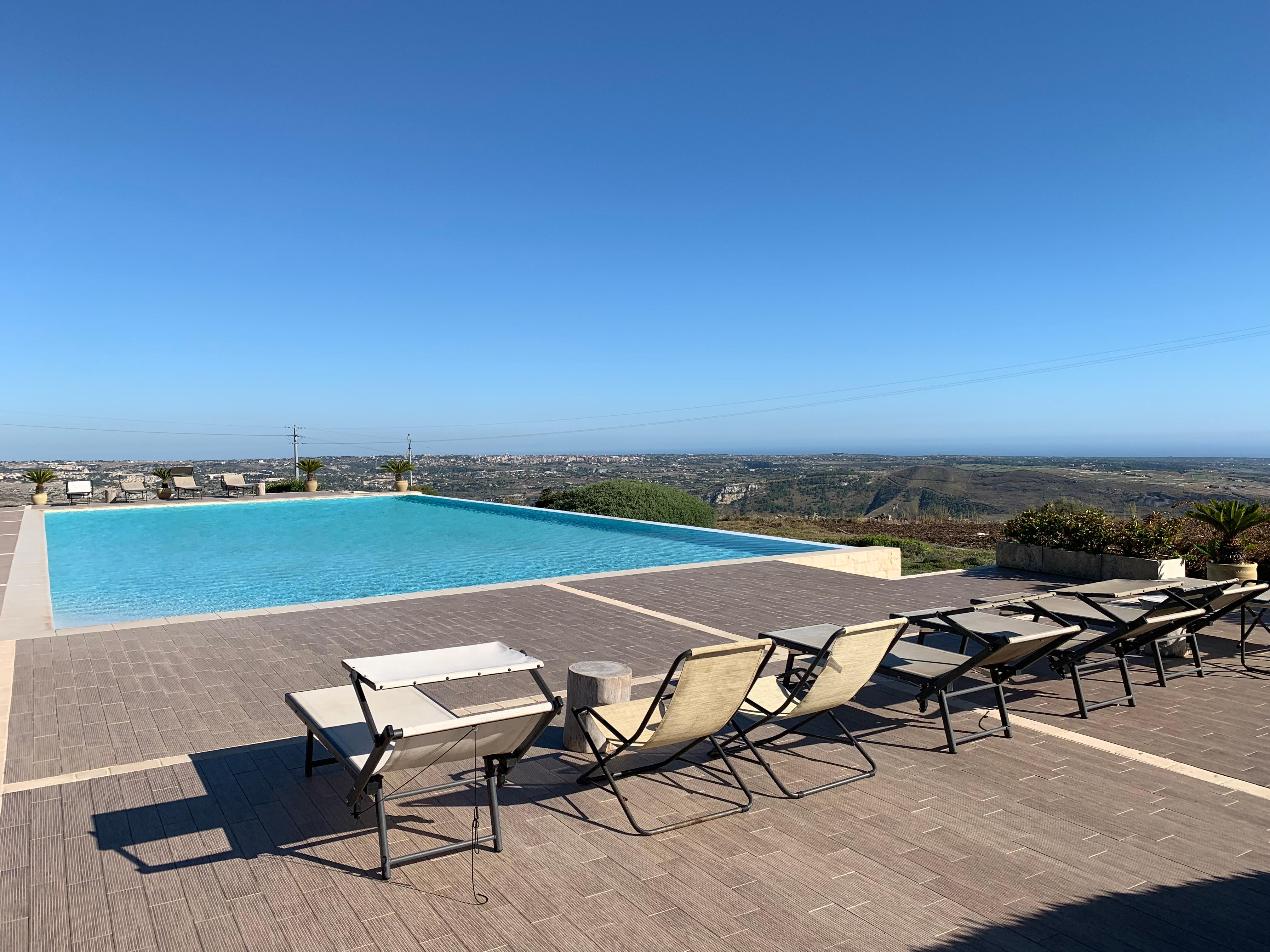 Piscina con vista sulla valle