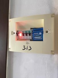 Säkert och bra. Lyser upp hela rummet med röd led.