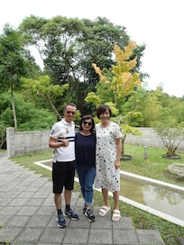 與熱情招待的老闆娘合照!