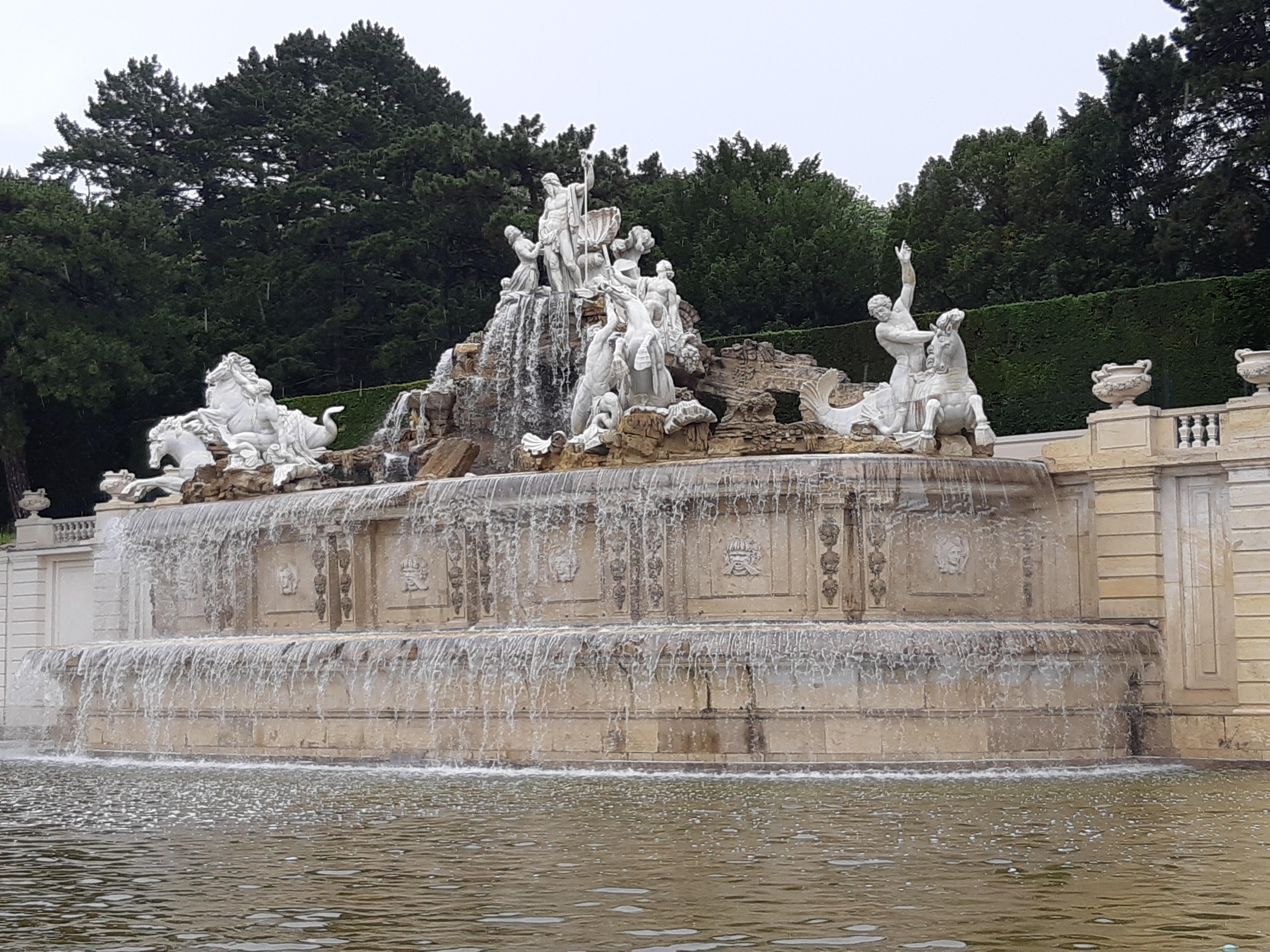 Brunnen im Schlosspark Schönbrunn.
