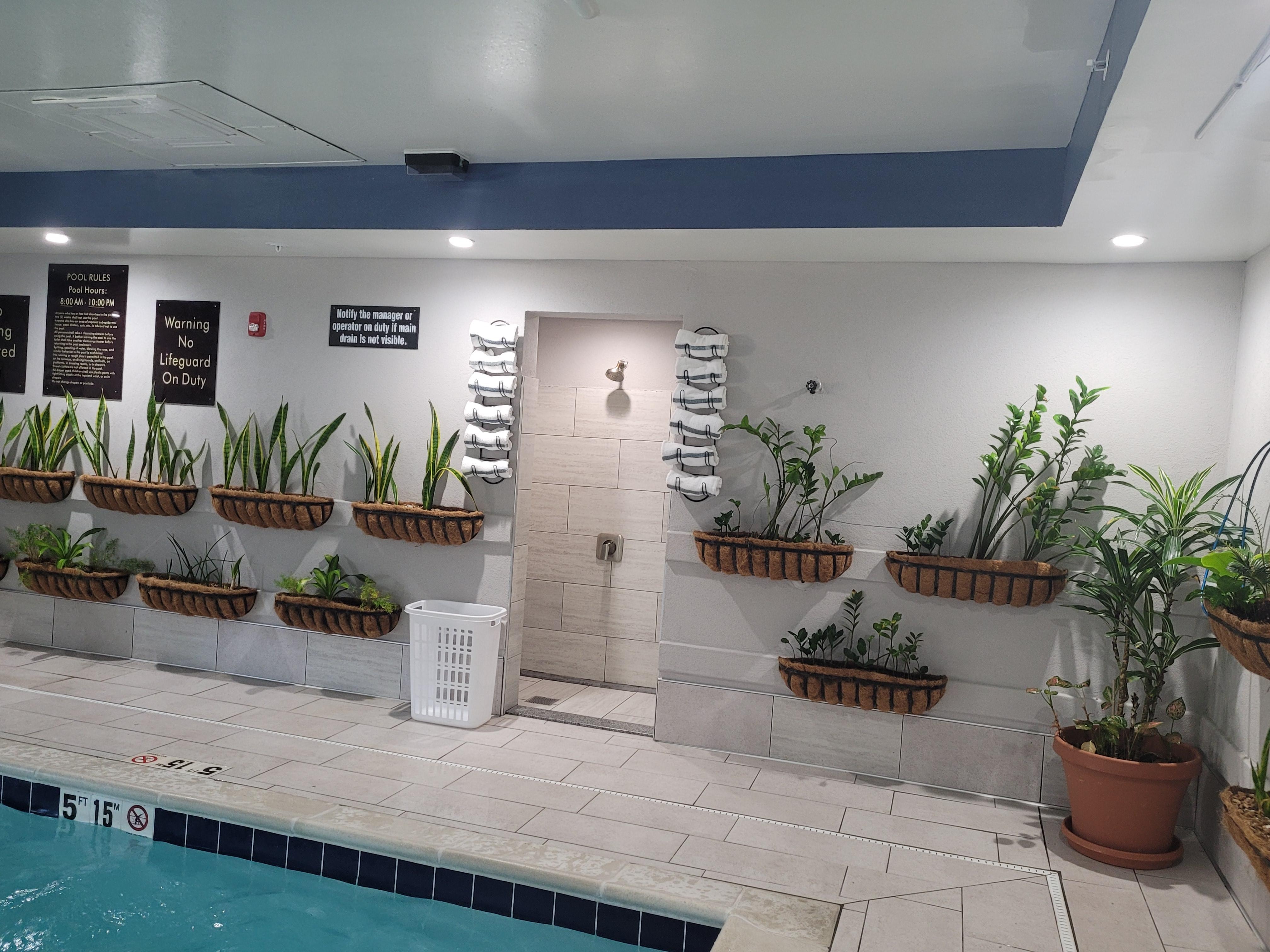 Shower and Plants at the pool!!!