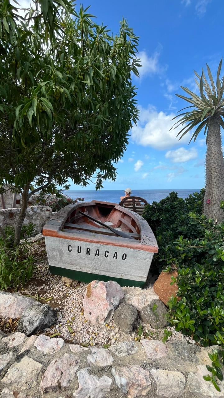 Todo el lado que da al mar tiene lugares para descansar muy bien diseñados.