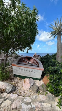 Todo el lado que da al mar tiene lugares para descansar muy bien diseñados.