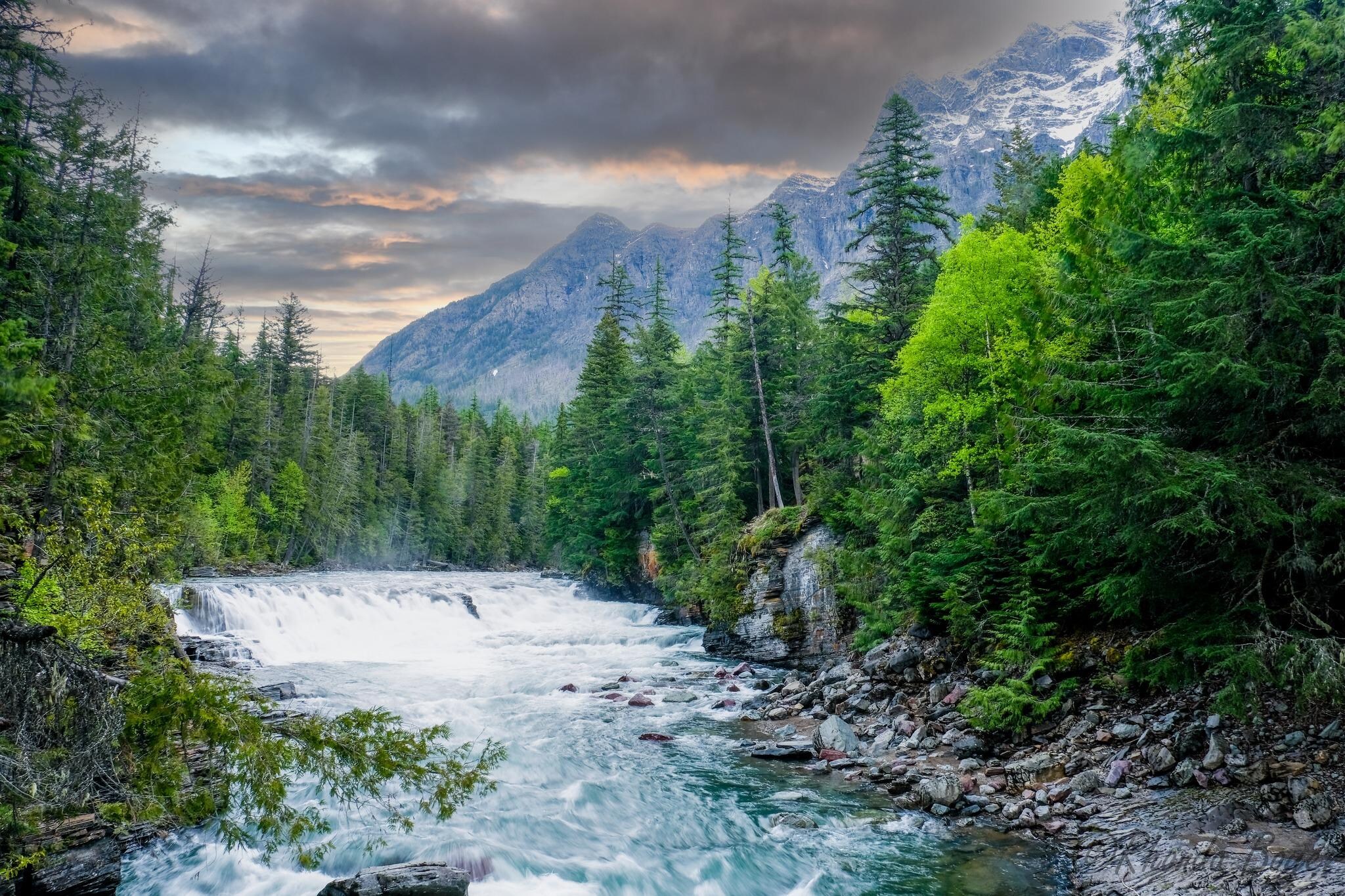The beauty of West Glacier left us speechless, especially the breathtaking McDonald Creek with its crystal-clear, rushing waters cutting through the forest. Surrounded by towering evergreens and framed by snow-capped peaks, 