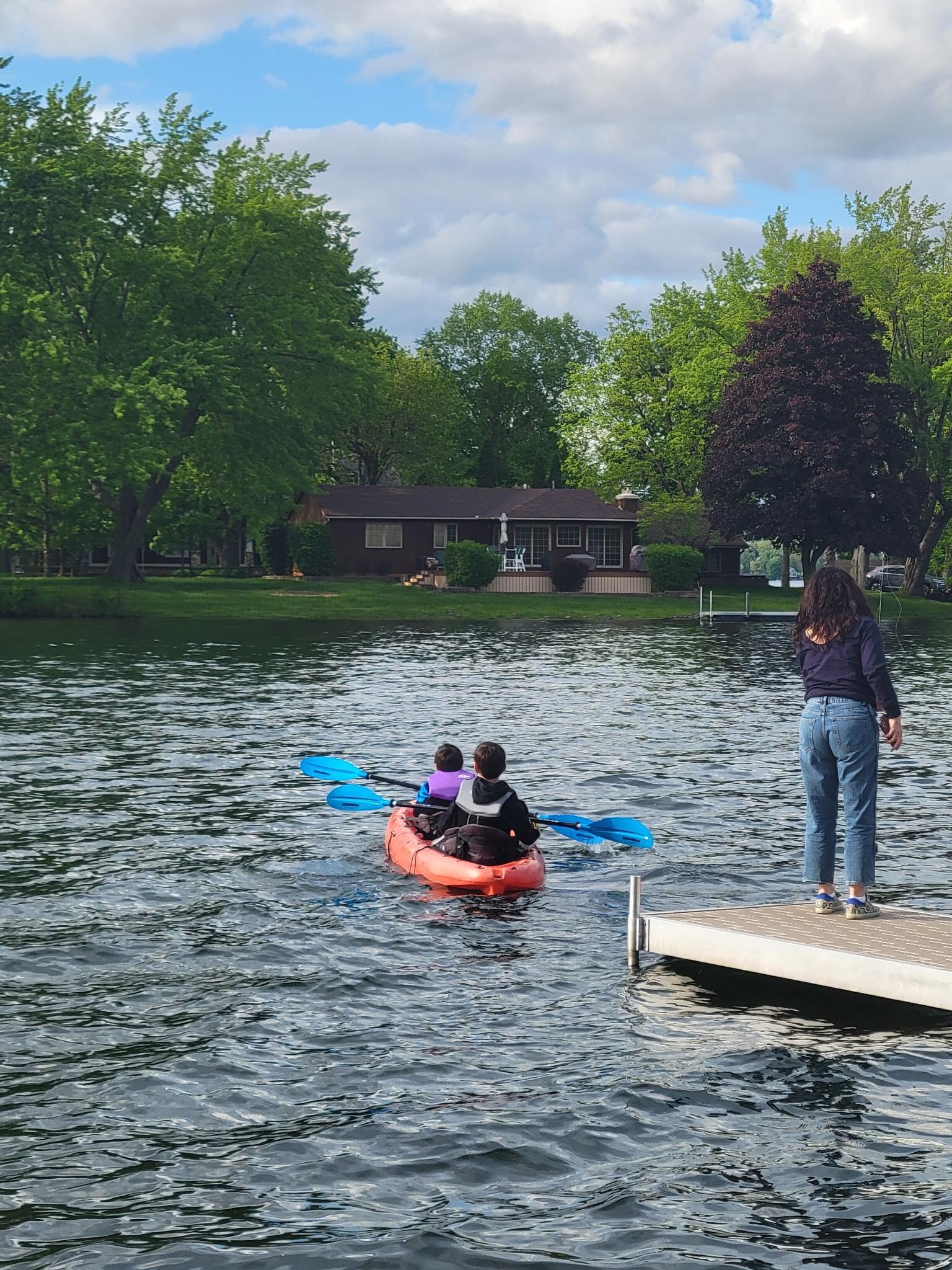 Perfect calm lake to kayak. The house has 2 kayaks that are in great condition. 
