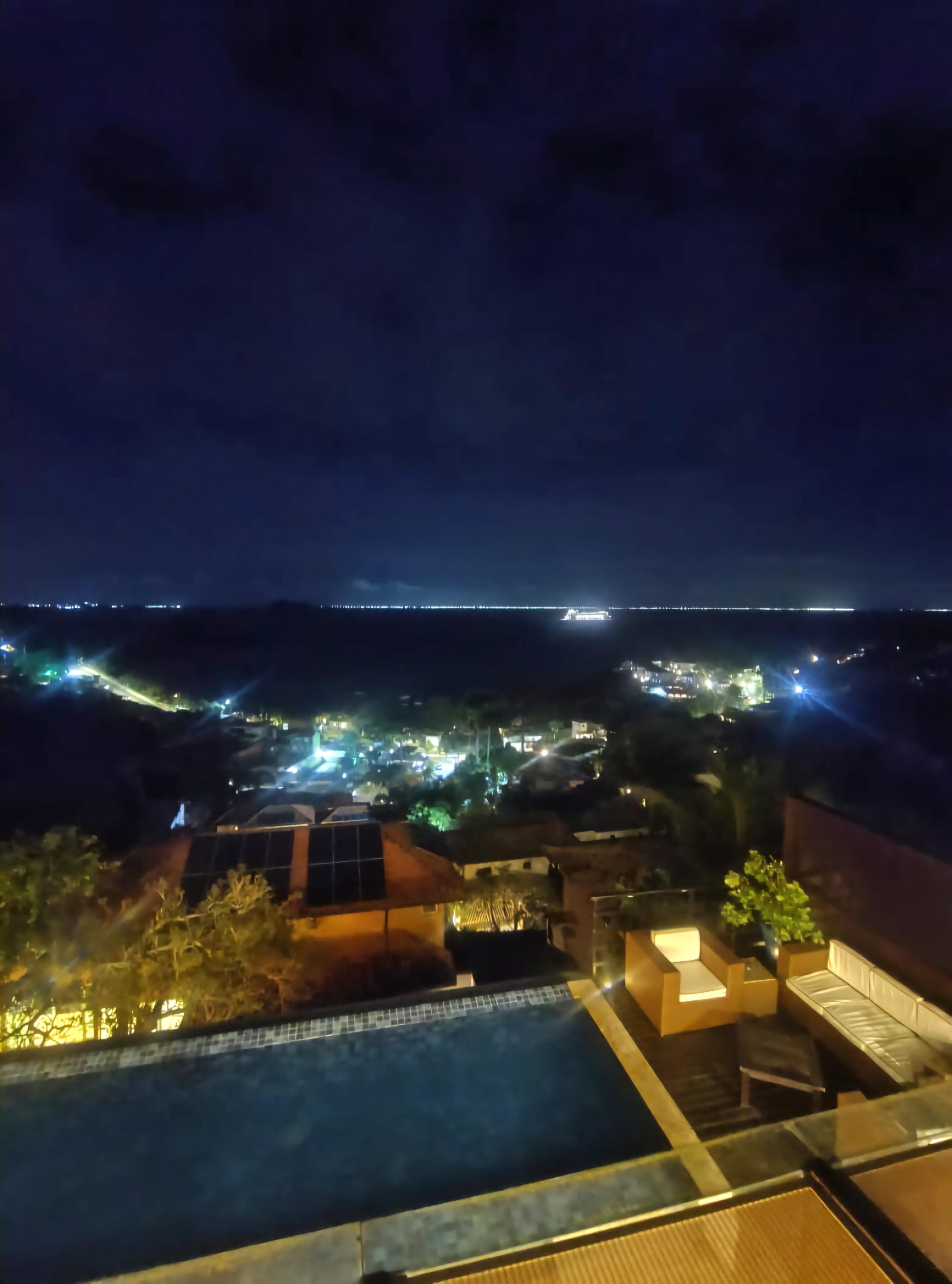 Vista noturna da piscina 