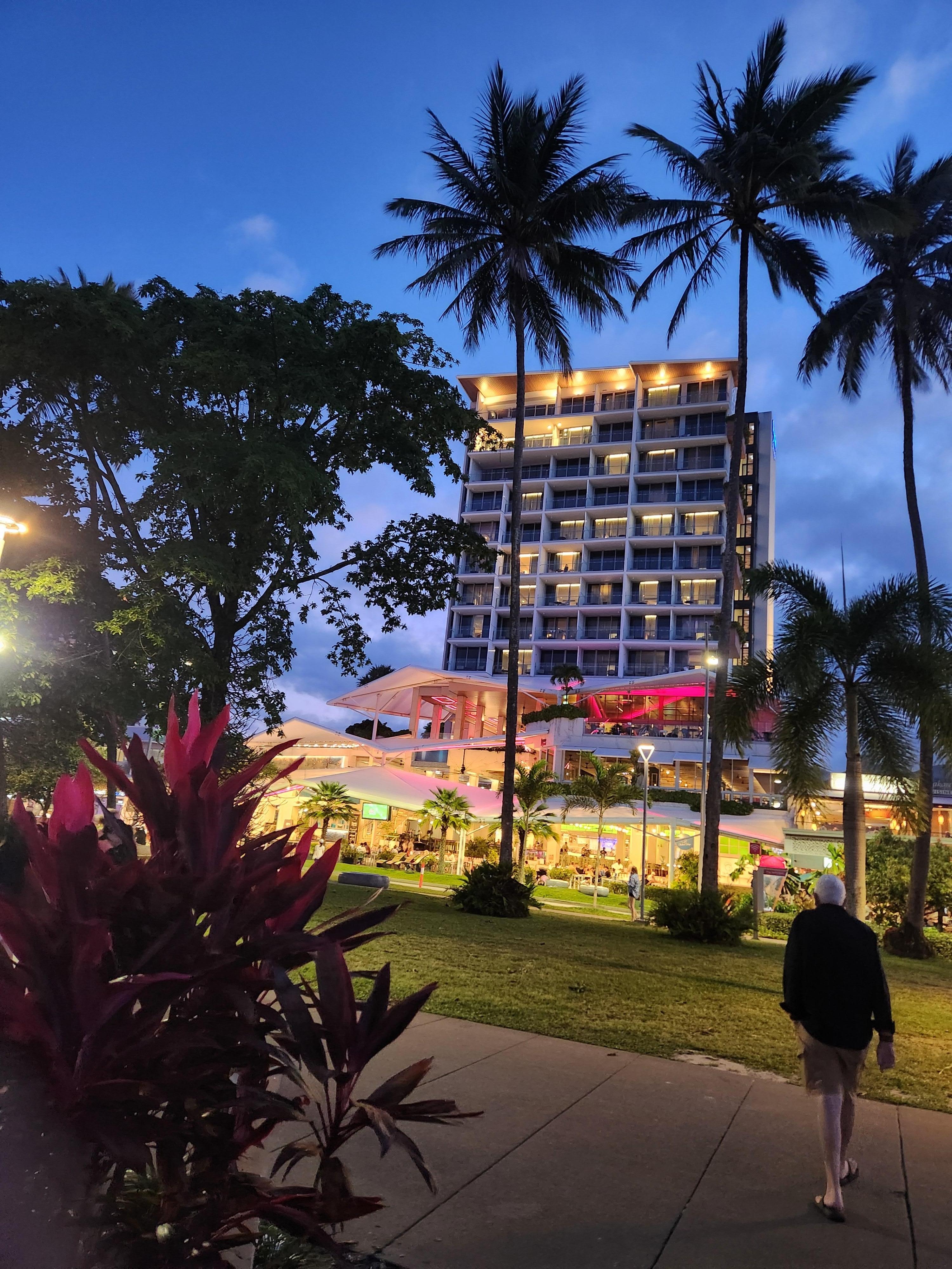This hotel is right in the mix of tourist activity and opposite the Esplanade and Lagoon and Ferris wheel 