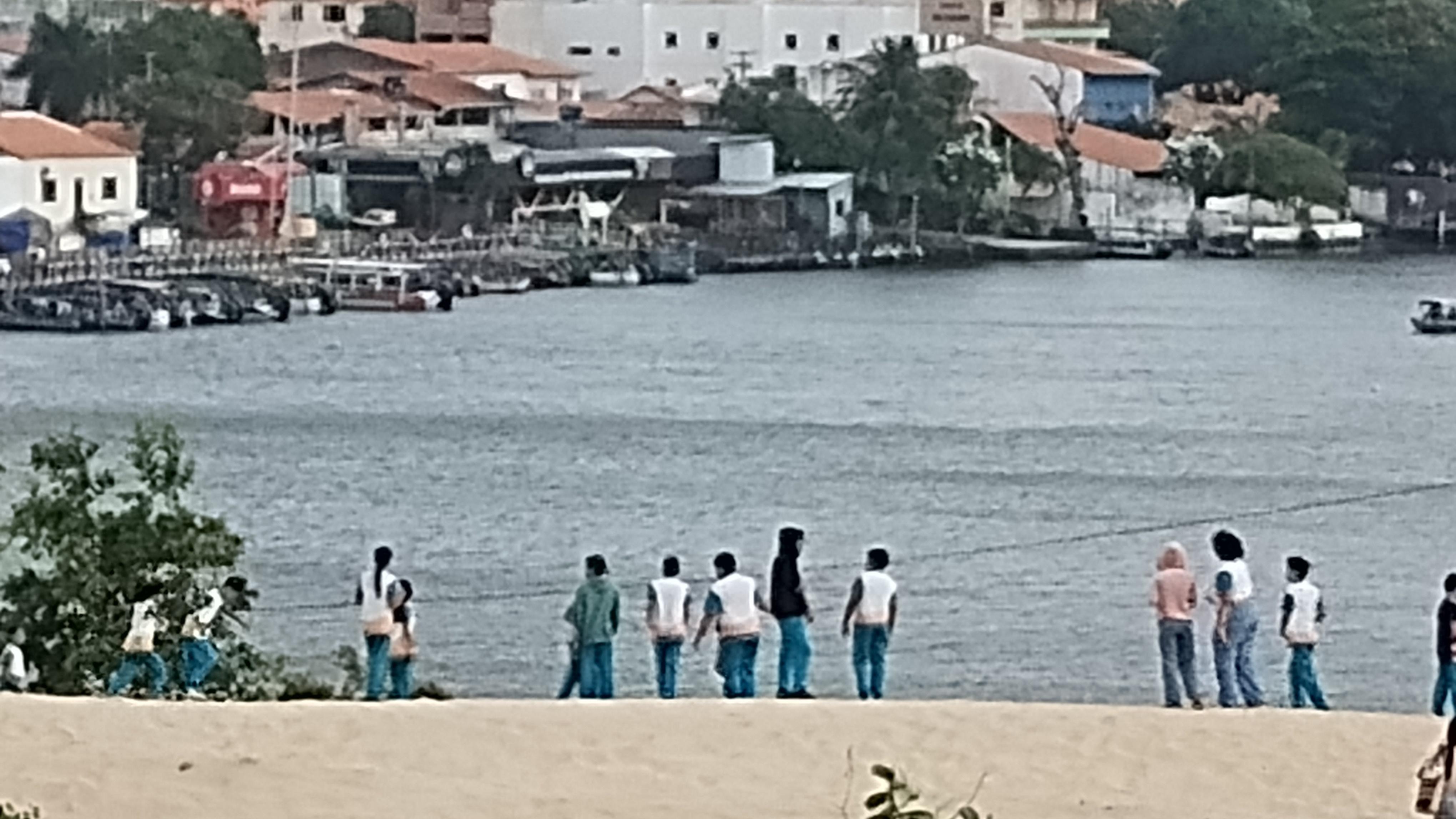 Estudantes passeando pelas dunas