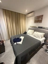 O quarto. Sem lugar para deixar a mala aberta.