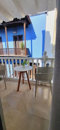Charme da varanda com vista para rua.