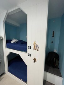 shared dorm room 10 - 4 persons (in 10/11/12 hallway - share one bath)